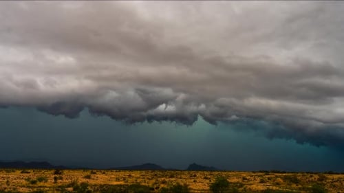 Nubes monzónicas flotando sobre las montañas creando un fondo atmosférico