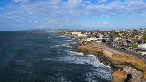 Paisagem urbana de San Diego com ruas na costa do Oceano Pacífico, vista aérea