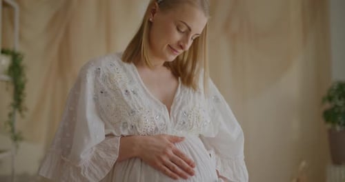 Une femme enceinte attend son premier enfant