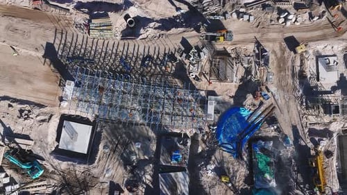 Vista aérea del sitio de construcción activo del Puente Sur en Riga
