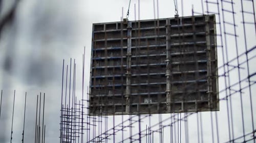 Panel de encofrado con grúa que mueve en el sitio de construcción
