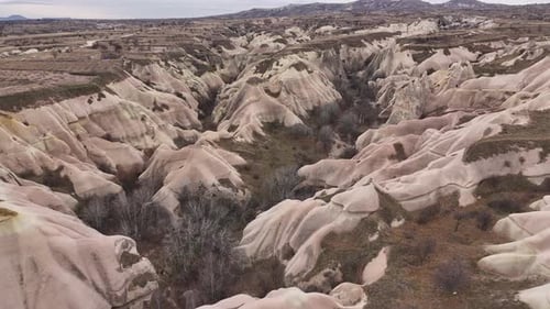 Vue aérienne de vallées rocheuses spectaculaires en Cappadoce