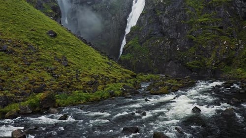 Der Wasserfall Voringfossen und das umliegende Tal bei Regen und Nebel Typisches norwegisches Wetter, aufgenommen von