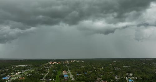 Chuvas fortes nos subúrbios da Flórida durante a tempestade de verão