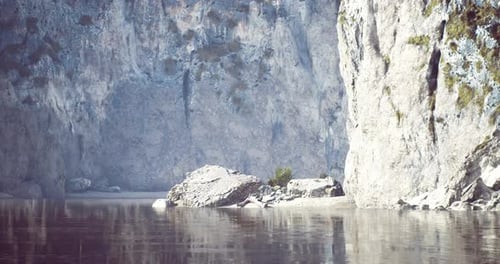 Felsige Klippen umgeben ruhiges Wasser in einer ruhigen natürlichen Lage