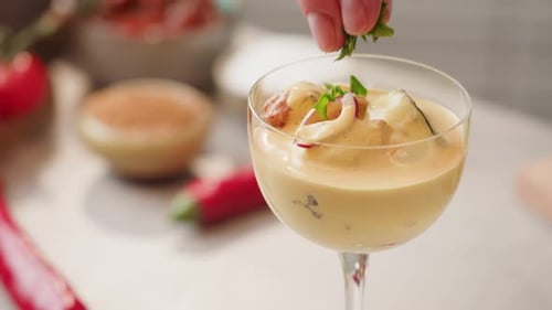 Chef cocinando ceviche, leche de tigre, comida tradicional peruana, ceviche sobre mesa, primer plano tradicional