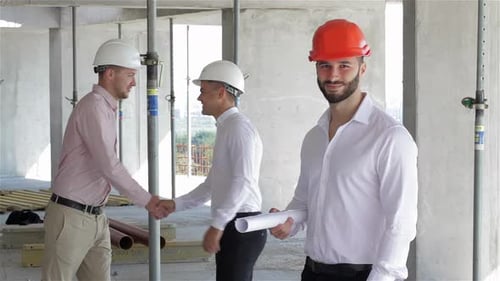 Construtor masculino mantém conjunto de planos de construção em construção