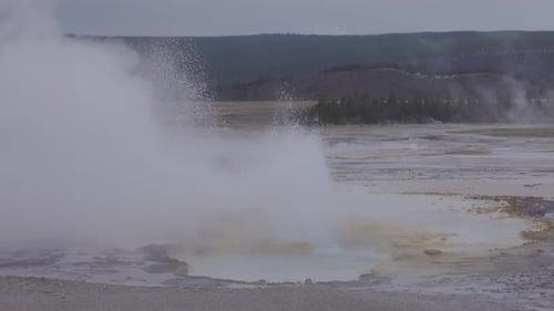 Hot Spring Geysir mit buntem Wasser in amerikanischer Landschaft