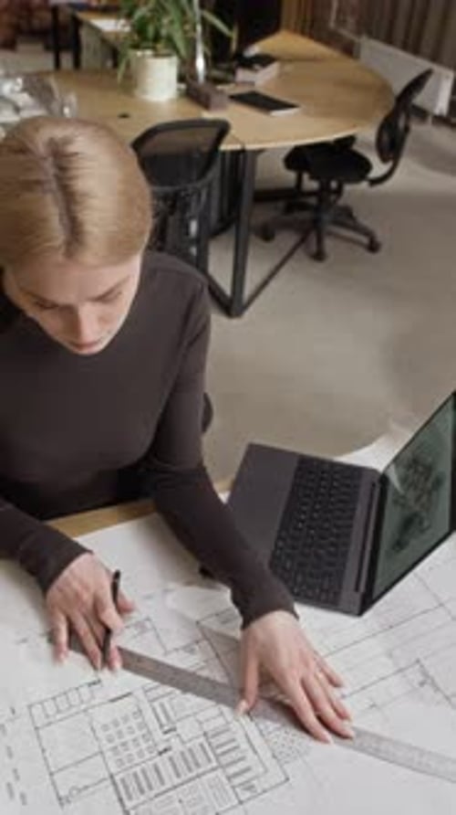 Architektin nutzt Laptop mit 3D-Hausdesign und Entwurfsplan