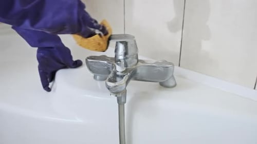 Mujer limpiando el baño sucio con una esponja en Cámara lenta
