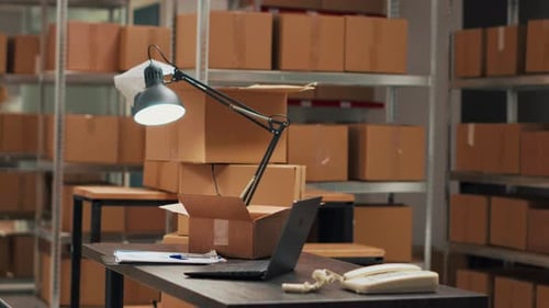 Entrepôt vide avec espace de bureau et étagères