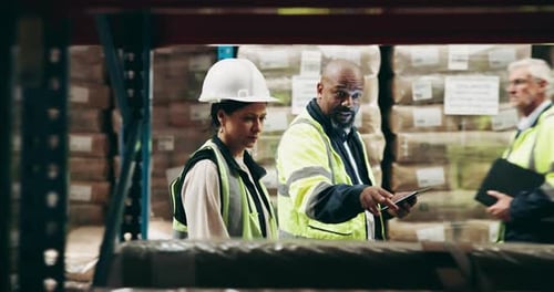 Logistik, Menschen und Teamwork mit Tablet im Lager zur Bestandskontrolle