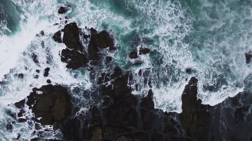 Luftaufnahme der Wellen des Pazifischen Ozeans, die auf die Klippenfelsen treffen