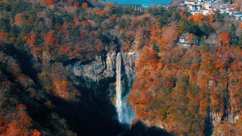 hermoso paisaje con una cascada en el fondo