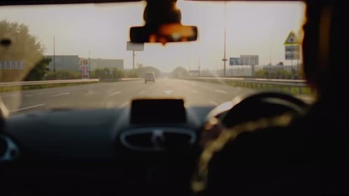 Der Fahrer fährt ein Auto, während er Auto fährt. Auto fahren auf der Autobahn. Reisen mit dem Auto auf mittlerer Ebene