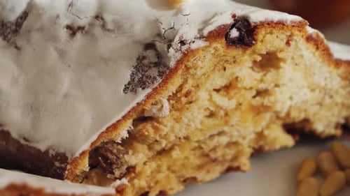 Christstollen auf Teller, Nahaufnahme, Stollen, traditioneller deutscher Weihnachtsstollen, handgemacht