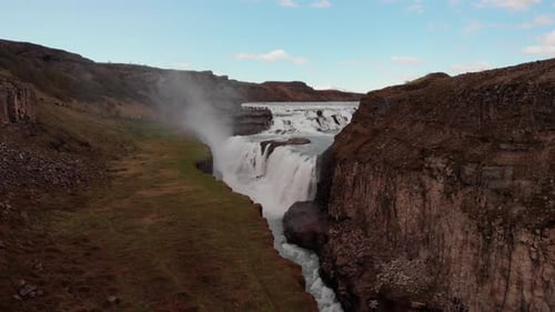 Gullfoss-Wasserfalldrohne fliegt rückwärts
