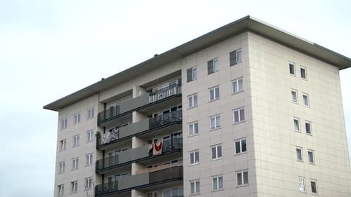 Imagen panorámica de un condominio moderno y aislado en una zona residencial