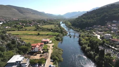 Vista aérea panorámica del valle del río Trebisnjica en Trebinje y las montañas circundantes