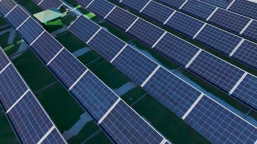Vidéo aérienne d'un vieux toit en tuiles équipé de panneaux solaires