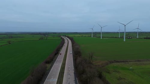 Luftaufnahme von Windturbinen und Autobahn, Großbritannien.