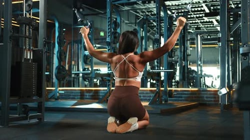 Fitness-Enthusiast macht intensives Crossover-Machine-Rückentraining