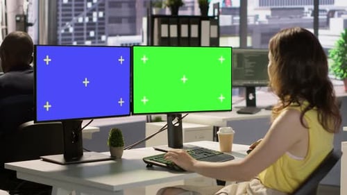 Desarrollador que utiliza un PC con pantalla aislada con varios monitores en la oficina