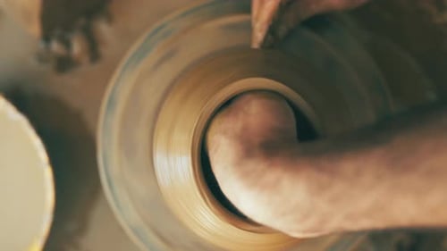 Personne, mains et argile pour filer de la poterie, des vases ou des céramiques de manière créative