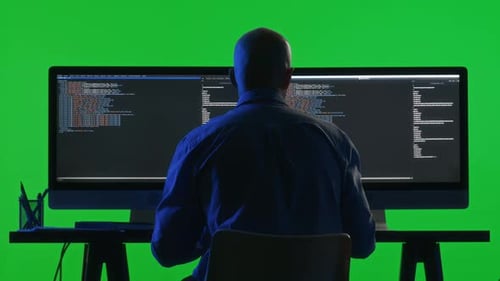 Programador codificando no computador no estúdio com fundo Chroma Key