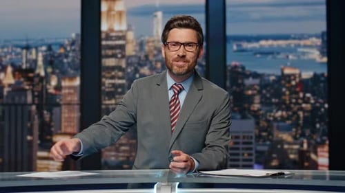 Presentador de noticias de última hora en televisión por la noche, Closeup Man Reporting