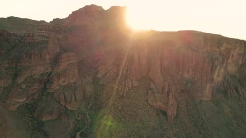 Vue aérienne du lever du soleil sur les montagnes de Superstition avec