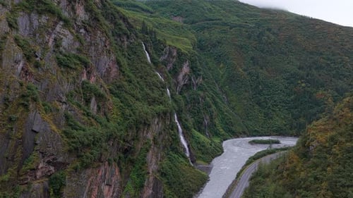 Luftaufnahme von Wasserfällen und Fluss, Vereinigte Staaten.