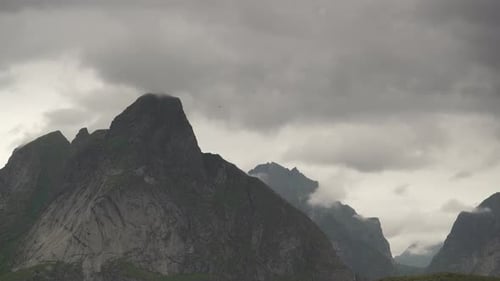 Wolken bewegen sich über Bergen, Lofoten, Norwegen