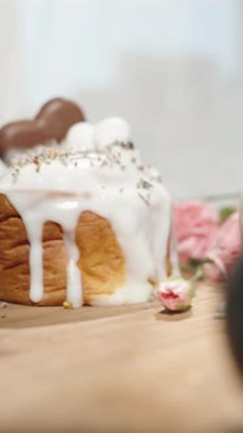 Hausgemachte Osterkuchen auf einem Holztisch mit verzierten Eiern, Dolly, Nahaufnahme.