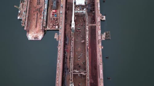 Industrieller Teil der Küste, Werft. Luftaufnahme des Trockendocks am Meer mit entwässertem Meer.