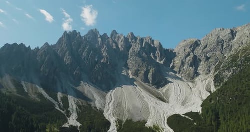 Vista aérea de Croda dei Baranci en la cordillera de los Dolomitas, Tirol del Sur, Italia.