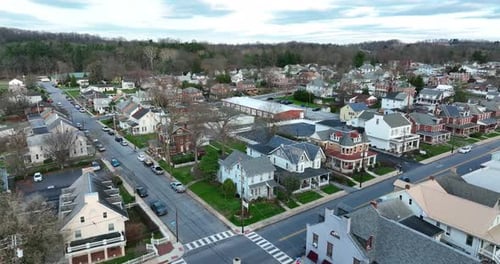 Vuelo aéreo con drones sobre tranquilas calles de barrios suburbanos y casas clásicas