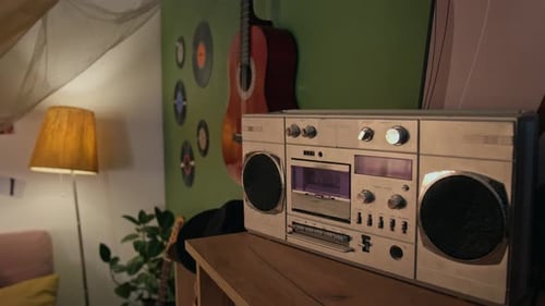 Boombox vintage et guitare acoustique créant une ambiance musicale rétro