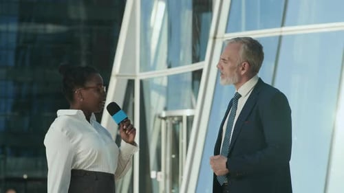 Geschäftsmann gibt Fernsehjournalistin im Freien ein Interview