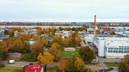 Paisaje otoñal de Riga, Letonia. Vista desde Owerdaugava, puente Dienvidu, río Daugava, Vídeo 4K
con dron