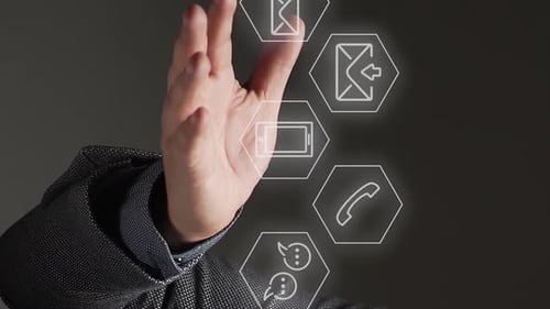 Vertikale Aufnahme einer männlichen Hand, die digitale Kommunikationssymbole mit Brief, Smartphone, Post und