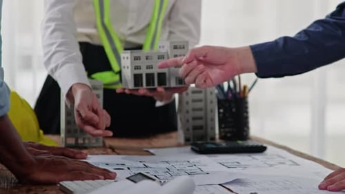 Remue-méninges et évaluation des estimations sur les dessins de construction, la conception, l'architecture et l'ingénierie