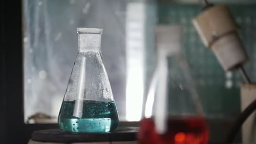 Die Glaskolben heizen sich im medizinischen Labor auf