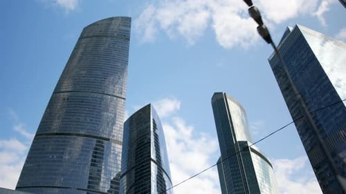 Rascacielos de abajo hacia arriba Centro de negocios del centro de negocios en un día soleado y nublado Edificios altos de vidrio en