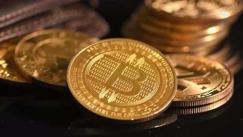 Vue rapprochée des cryptomonnaies physiques sorties du portefeuille