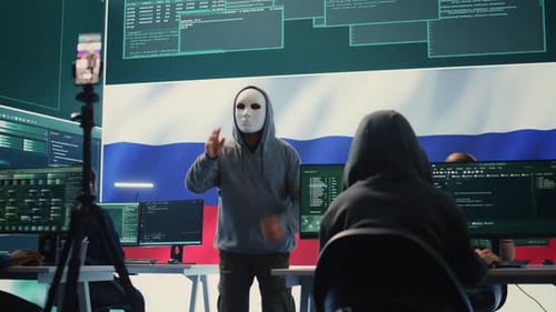 Une personne anonyme masquée demande une rançon dans une salle de piratage gouvernementale russe