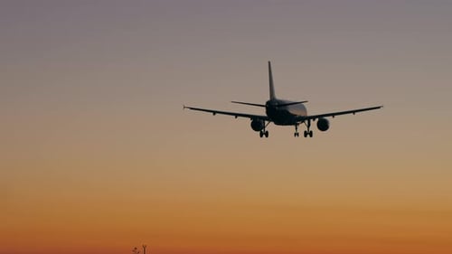 Flugzeug landet bei Sonnenuntergang auf der Landebahn des Flughafens Flugzeugankünfte am internationalen Flughafen Spotting Boarding