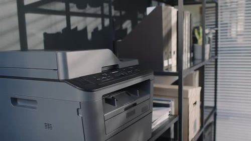 Moderner Multifunktionsdrucker im Büro