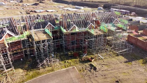 Marco de desarrollo inmobiliario abandonado dejado en el sitio de construcción del constructor, vista aérea