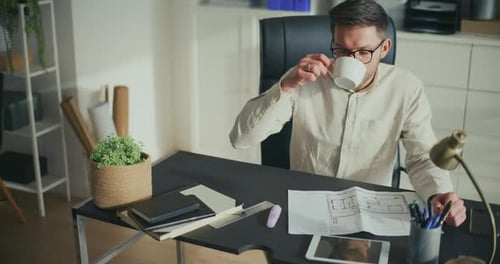 Architekt und Designer, der im Büro arbeitet und Kaffee trinkt